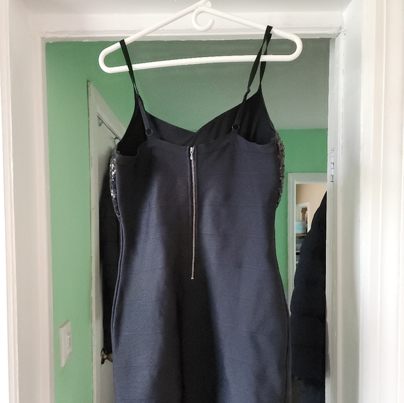 Guess women's stretchy, sophisticated dress. - Picture 6 of 8